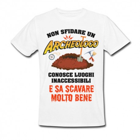 T-Shirt Maglietta Uomo Non sfidare un archeologo, conosce luoghi inaccessibili e sa scavare bene! Divertente! 