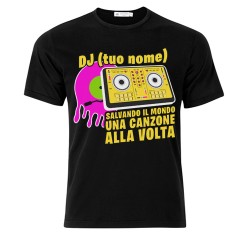  T-Shirt Maglietta Uomo DJ, salvando il mondo una canzone alla volta! Personalizzata con nome! 